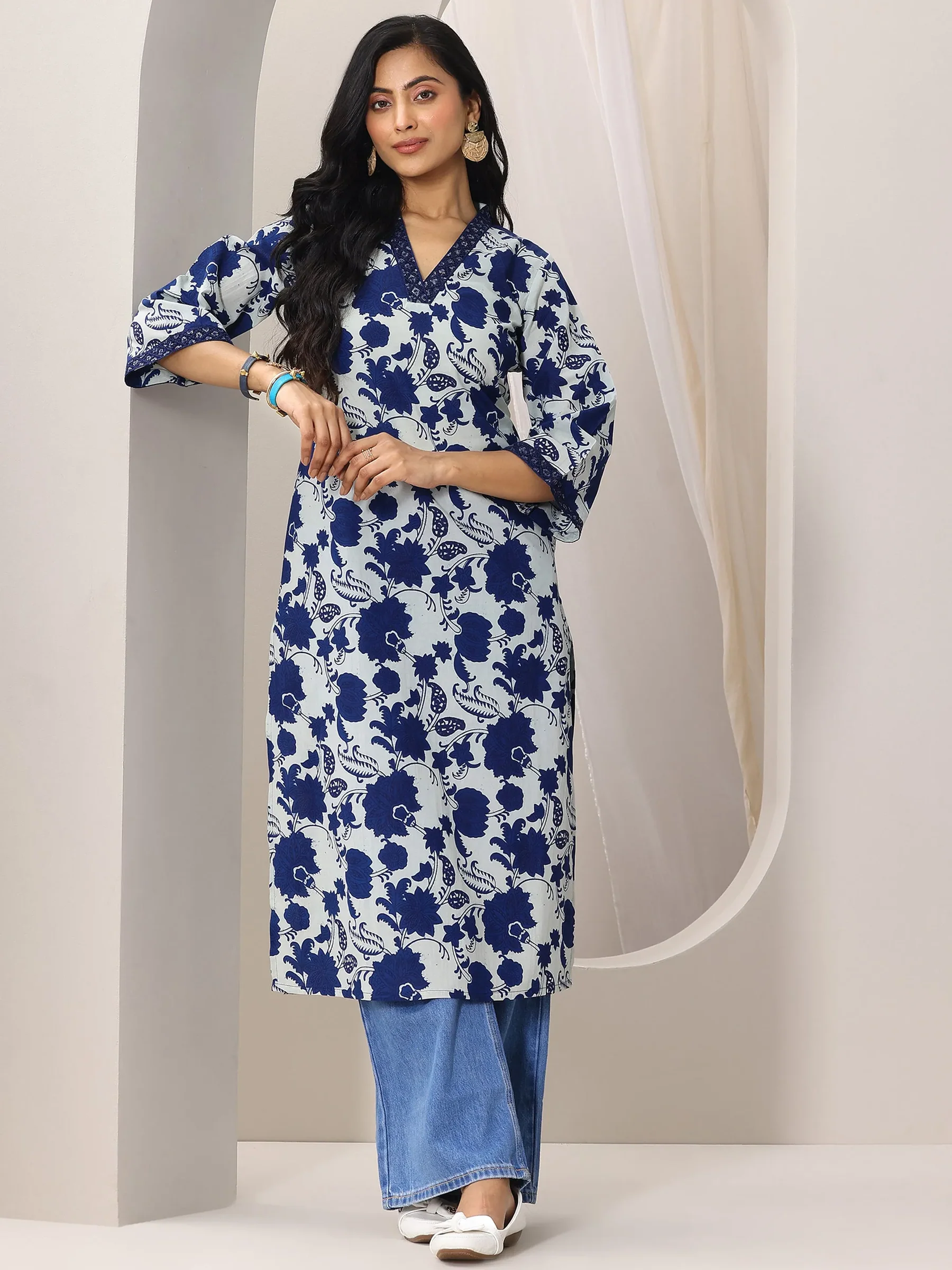 29428O_1_main.webp Indigo Printed Cotton Straight Kurta - Image 1